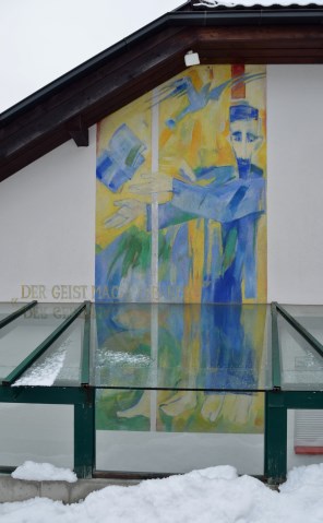 중국의 성 요셉 프라이나데메츠_photo by Herzi Pinki_at the congregation hall of Pfarrheim in Ried im Zillertal_Tyrol.jpg